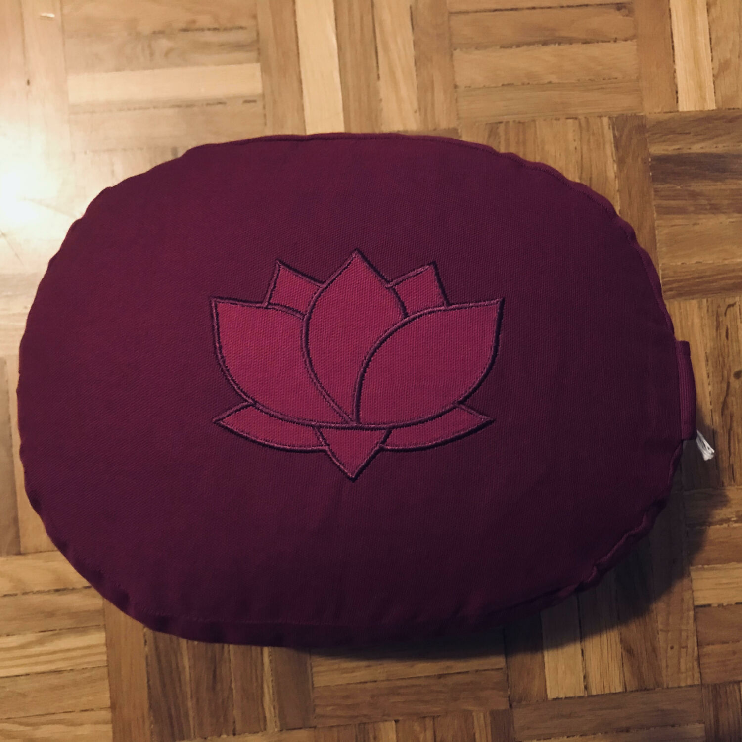 Bodhi Meditációs párna - ovális Lotus hímzéssel- padlizsán